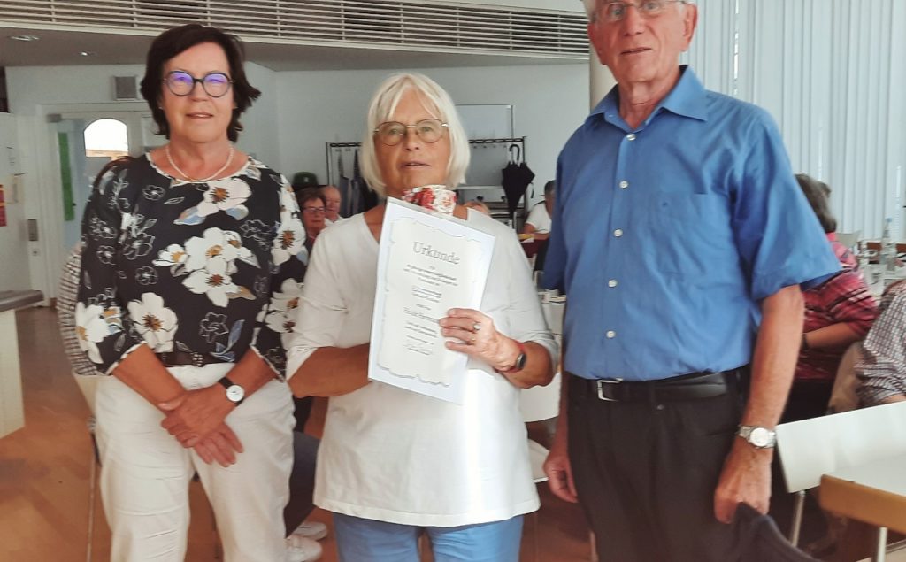 Heide Herrmann (Mitte) wir für 40 Jahre Mitgliedschaft geehrt