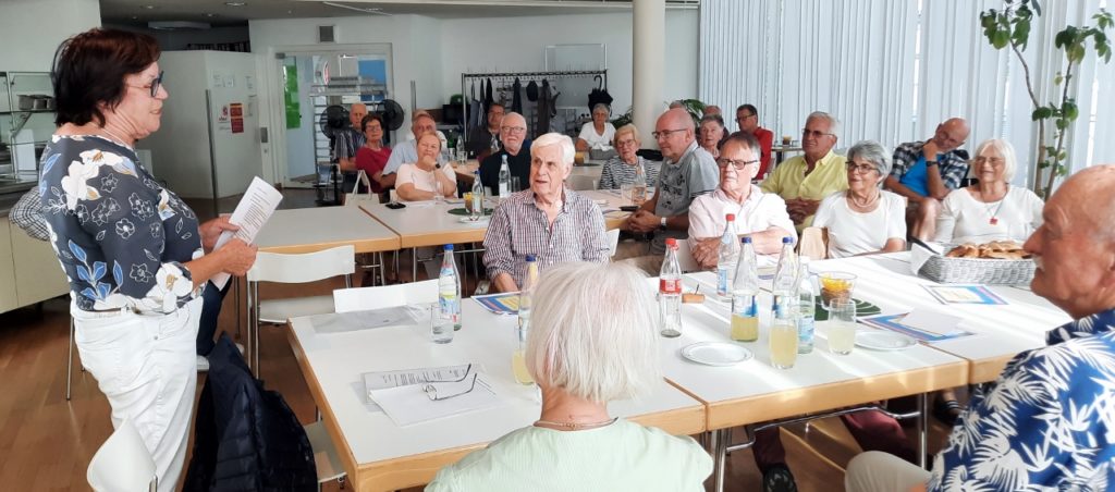 Stellv Landesvorsitzende Margarete Schäfer informiert die Mitglieder des Seniorenverbandes über die Verbandsarbeit