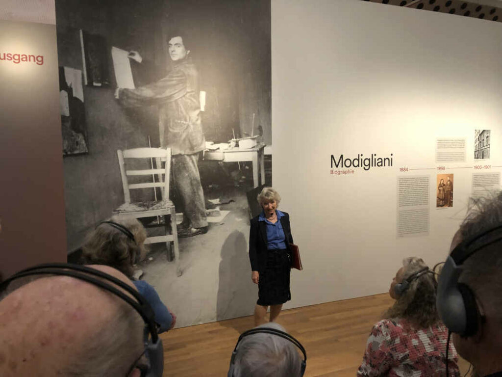 Frau Will vor einem Foto von Amedeo Modigliani