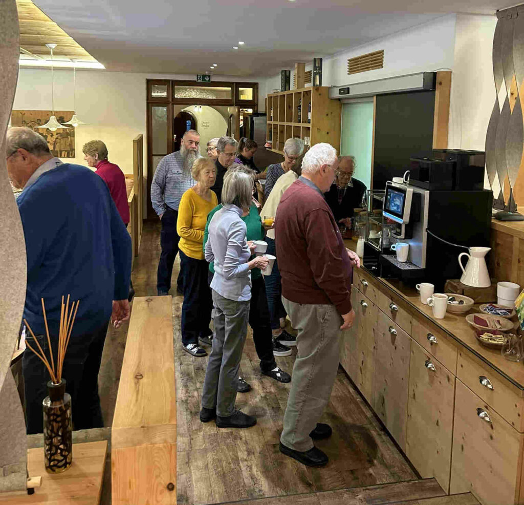 Schlange am Kaffeeautomat