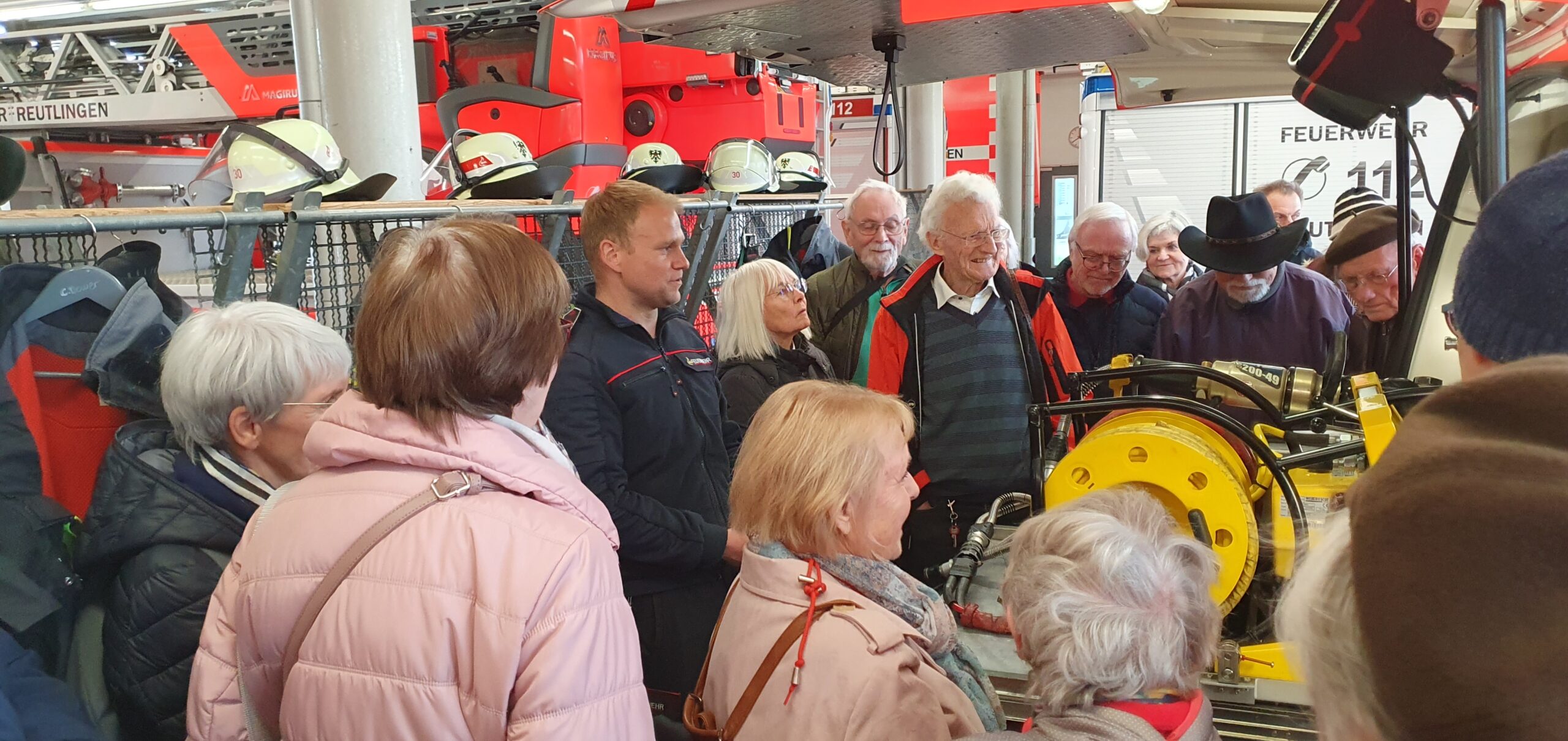 Der Seniorenverband in der Fahrzeughalle der Feuerwehr