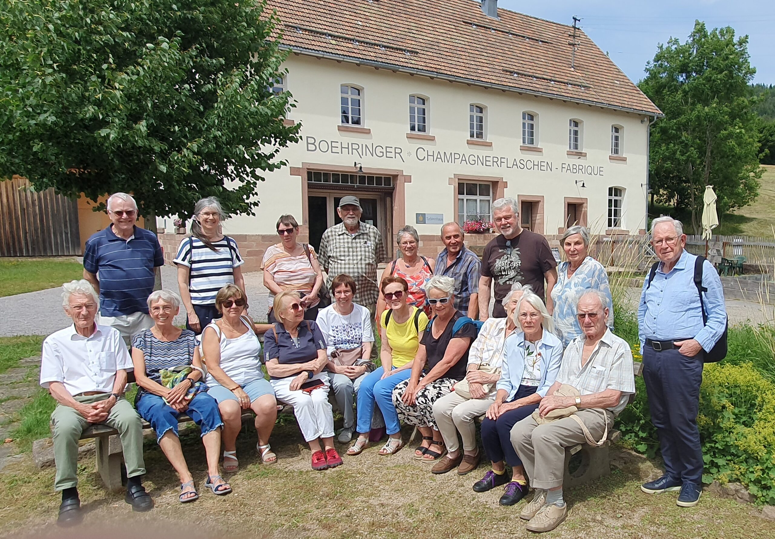 Der Seniorenverband vor der Glashütte in Buhlbach